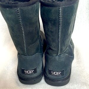 Ugg classic short black boot size 7